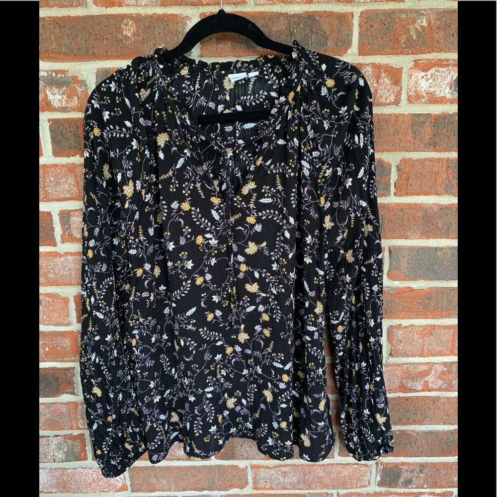 Gap, Long Sleeve, V Neck W-Tie, Elastic Cuff
100% Rayon
Sz L
Very Good Condition